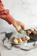 Afbeelding in Gallery-weergave laden, WHITE MARBLE STYLINGBOARD